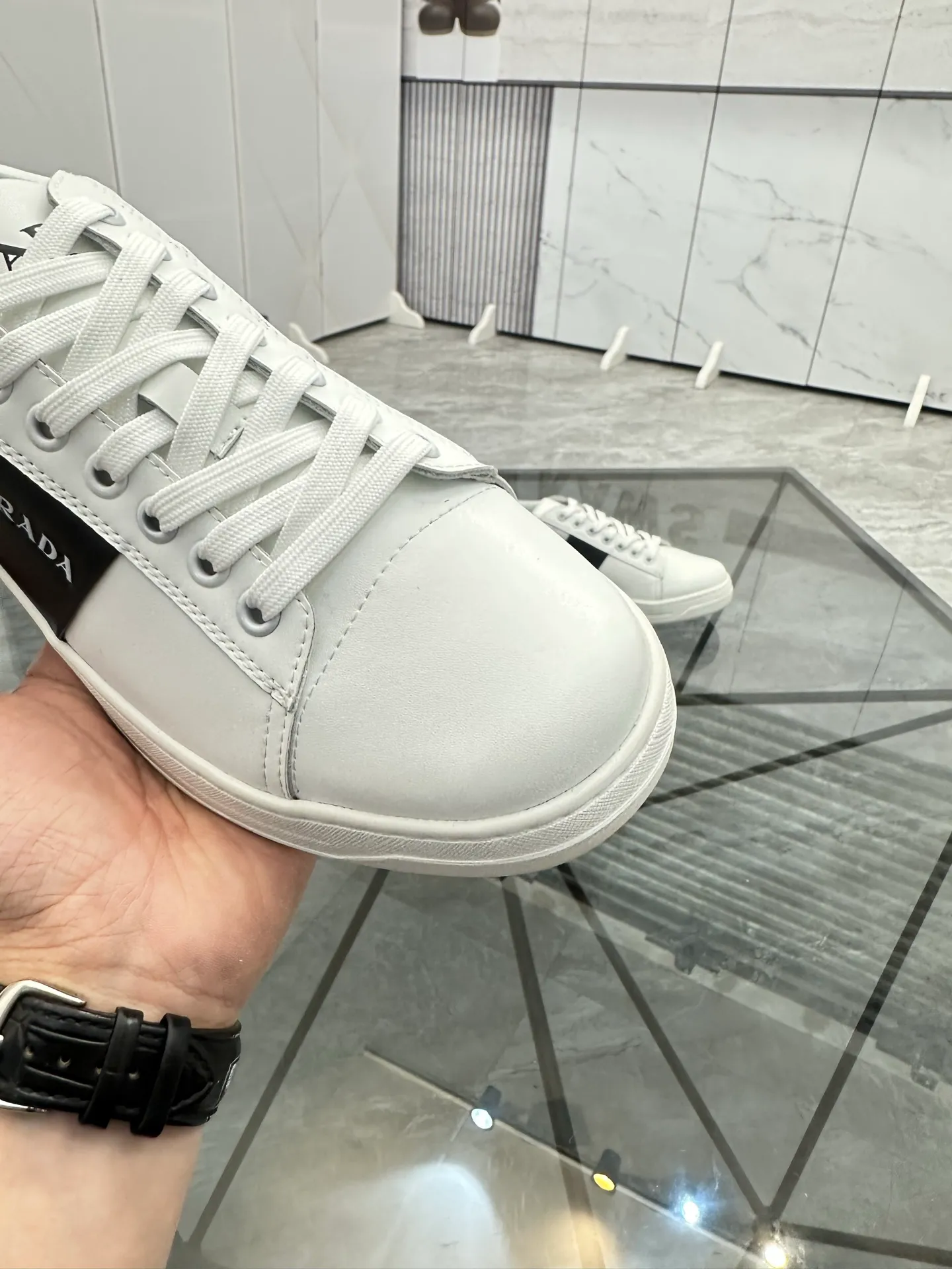 Men's shoes: 💰P400¥ Product trademark: Prada *"Prada*" low-top casual shoes Regular size: 38-44 (can be customized to 45) Product materials: imported cowhide upper, sheepskin lining, original outsole. Number: 020
